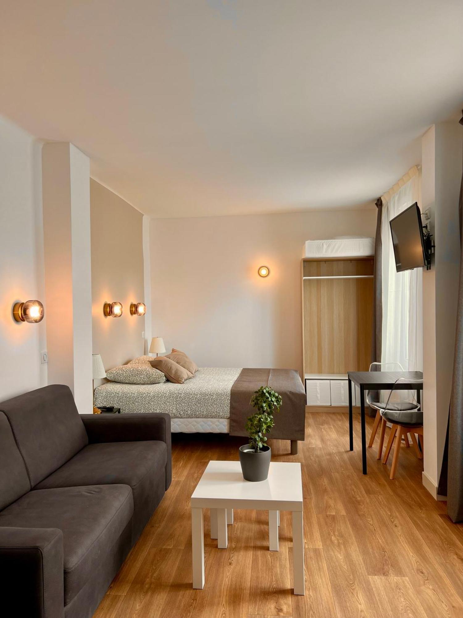 Studio 4 Pers Face Gare Sncf Appart Hotel Le Cygne D4 Bourges Ngoại thất bức ảnh
